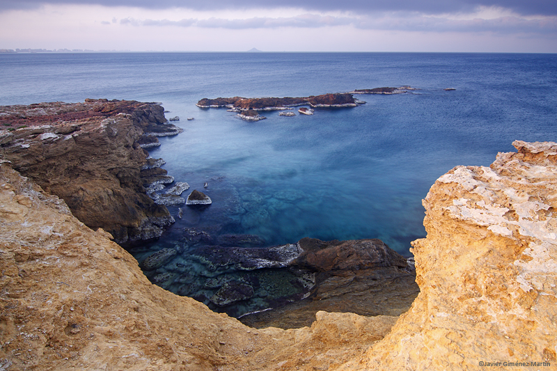 El mar entre las rocas El mar entre las rocas